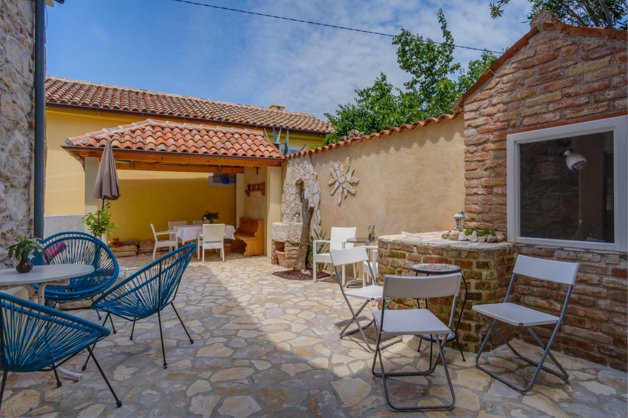 Mediterranes Ferienhaus M. Terrasse ヴェリ・ロシニュ エクステリア 写真