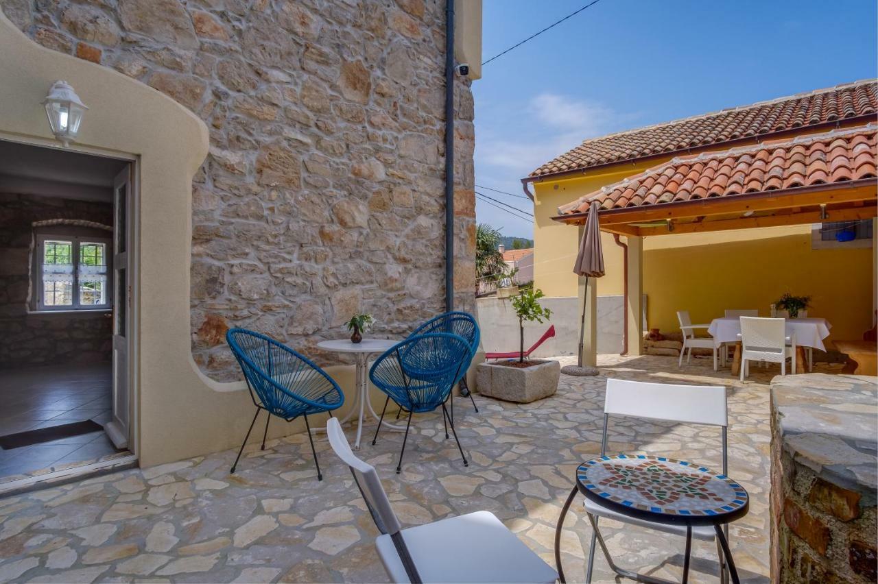 Mediterranes Ferienhaus M. Terrasse ヴェリ・ロシニュ エクステリア 写真